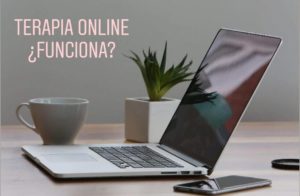Escritorio con una taza y un dispositivo para videollamada, sobre si funciona la terapia psicológica online