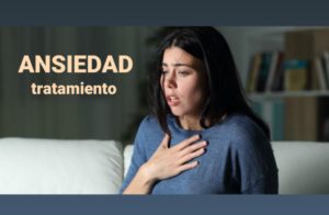 Mujer con la mano en el pecho durante una crisis de ansiedad, sobre el tratamiento psicológico de la ansiedad