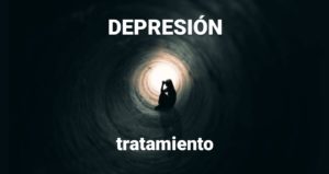 Silueta de una persona al final de un túnel oscuro caminando hacia la luz, sobre el tratamiento de la depresión