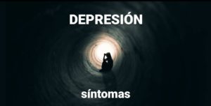 Persona encogida al final de un túnel oscuro, imagen sobre los síntomas típicos de la depresión